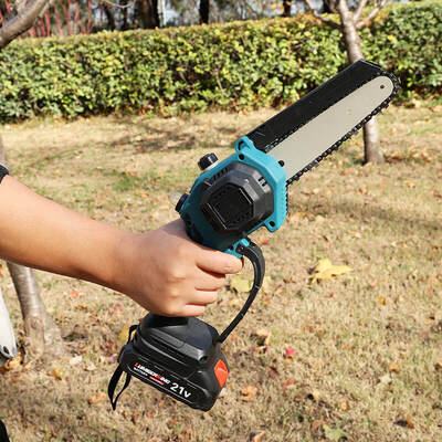 Lightweight 6 Inch Battery Chainsaw With Pump Oil System Cordless Electric Chainsaw For Smooth Cutting